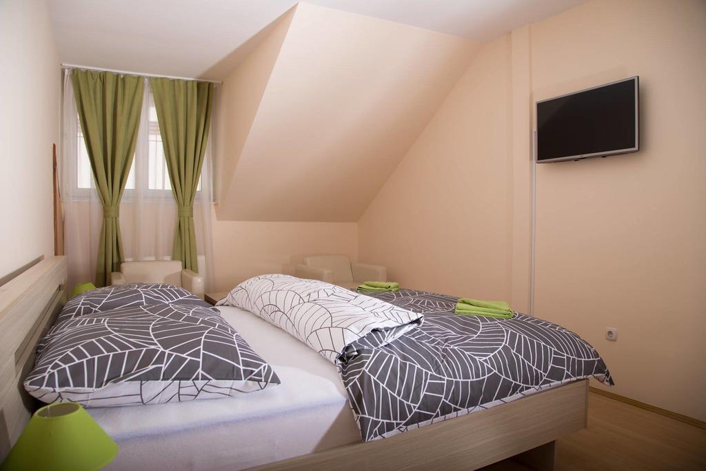 Bartók Tér Panzió Bed and Breakfast Eger Exterior foto